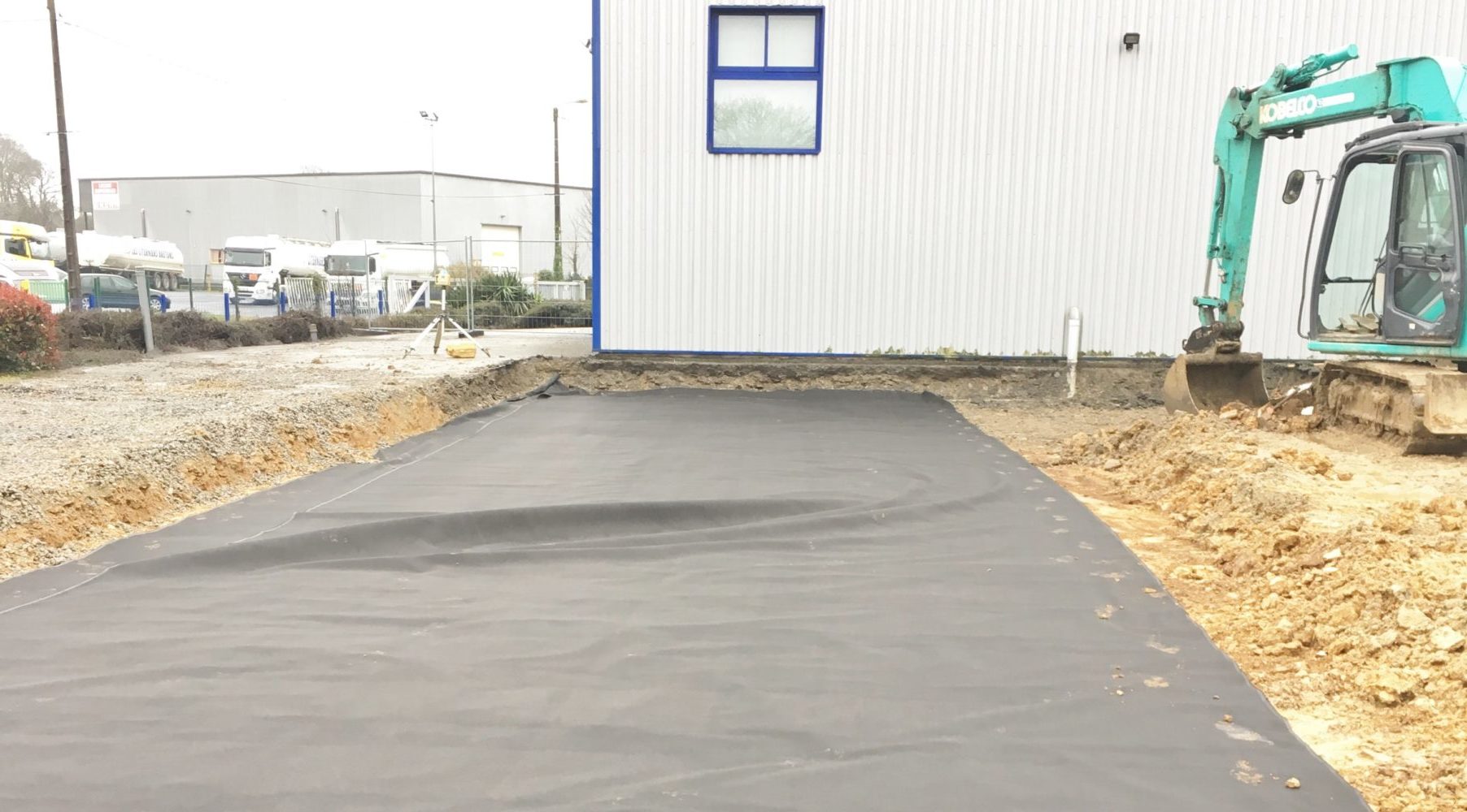 pose d'un géotextile avant empierrement - en Bretagne, Grand Ouest